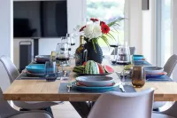 Coastal love! Modern DHH - with sister house up to 12 persons possible. Hotels in Dassow