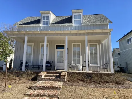 Luxury home— 5 minutes to Mississippi State!