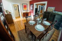 Steps to Downtown Iowa City, Cozy and Colorful!