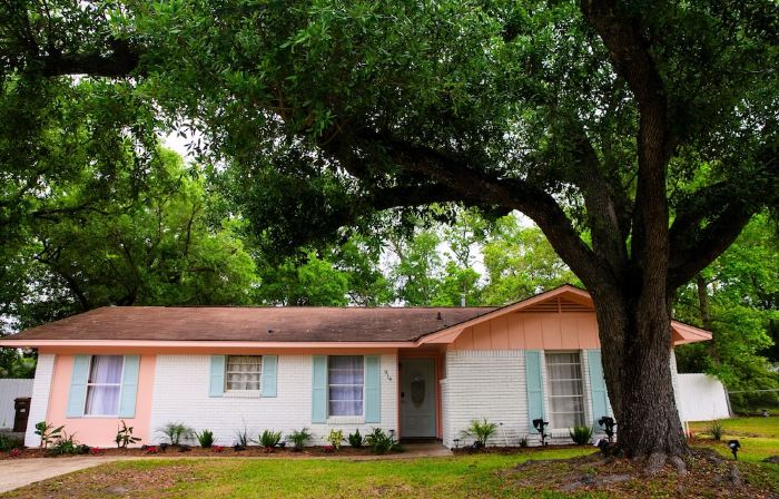 Charming cottage near beach: Fenced Yard, Firepit, Pets OK, King Bed - Sleeps 8