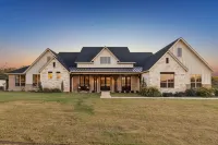 Luxury Family Estate near Dallas w/ games & outdoor living,  sleeps 22
