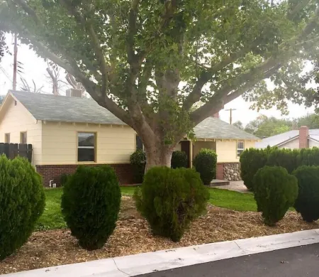 Stylish home near UNR and fairgrounds Отели рядом с достопримечательностью «Парк Ранчо Сан Рафаел Офф-Лиш Дог»