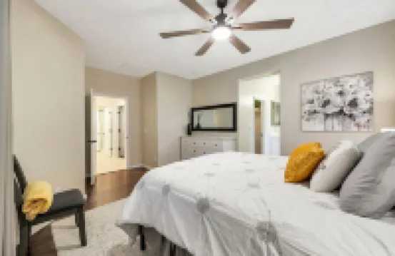 Newly Renovated 4 Bedroom House near hiking and lots of restaurants