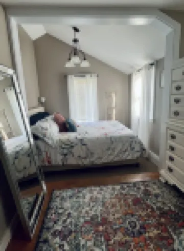 Contemporary cottage minutes from the heart of town!