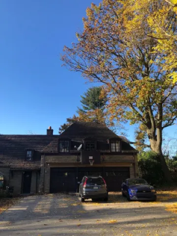 Charming Carriage house apartment in prime  location + Free Parking