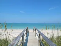 Venice Palm Villa - Minutes to the Beach - Screened Patio- Fenced yard! Hotels in Venice Gardens