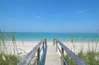 Venice Palm Villa - Minutes to the Beach - Screened Patio- Fenced yard!