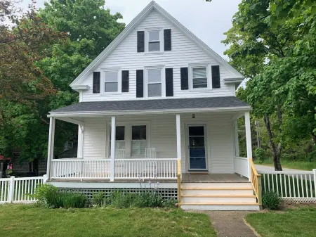 In town home in Northeast Harbor, in Acadia National Park, shopping, and more! Отели в г. Маунт Десерт