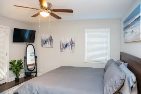 Ardmore Gem close to mall and Hospitals, 4bed/3bth Отели рядом с достопримечательностью «Ханс Молл»