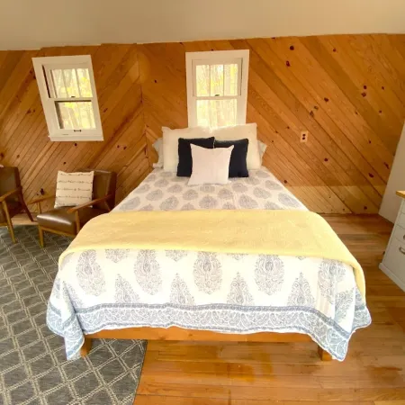 Renovated cabin / beach access / 1+ acre of woods Отели в г. Каско Тауншип