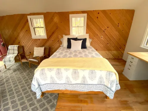 Renovated cabin / beach access / 1+ acre of woods