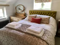 Luxurious & Spacious Cotswold Cottage. Garden,Pubs,Duck Pond. 5 Bed,3 Bath.