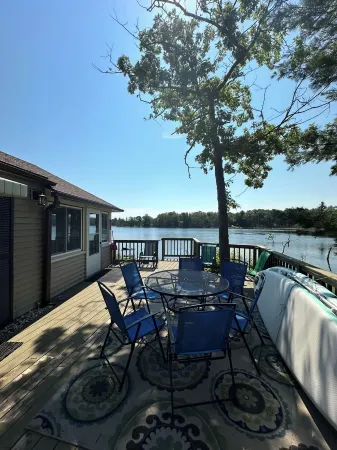 Cottage Retreat on Beautiful Lake