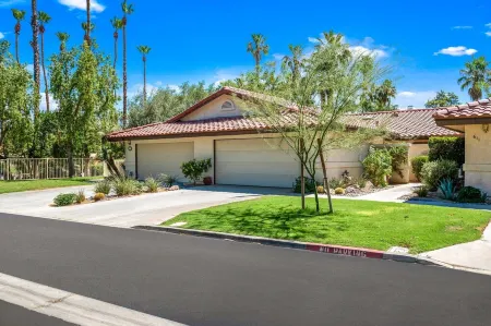 Newly updated 2 bedroom condo located in a quiet, gated community! Отели рядом с достопримечательностью «Десерт Спрингс Голф Клаб»