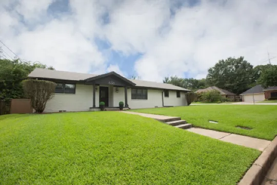 House - Great Location