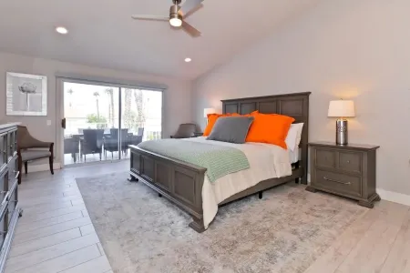 Luxury Getaway - Casa Vaugeois Отели рядом с достопримечательностью «Footloose Reflexology Massage»