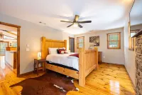 A Charming Chalet with Hot Tub 1 Mile to Mt. Snow
