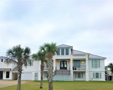BEAUTIFUL WATERFRONT HOME WITH BOATHOUSE AND HUGE PORCHES! Hotels in Hackberry