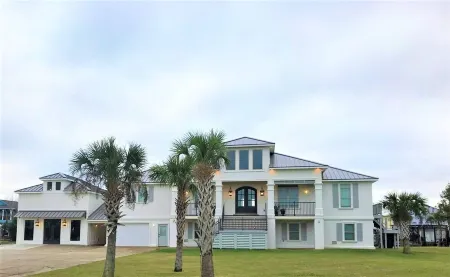 BEAUTIFUL WATERFRONT HOME WITH BOATHOUSE AND HUGE PORCHES! Отели в г. Хакберри