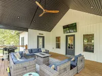 Porch-lovers Paradise! SLEEPS 11-12. Multiple fire pits. Only 0.8mi to boat ramp Hotels in Grayson County