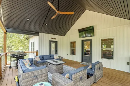 Porch-lovers Paradise! SLEEPS 11-12. Multiple fire pits. Only 0.8mi to boat ramp