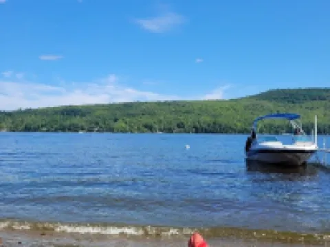 Beautiful Lake House on Schroon Lake with private beach and dock slip-4bed/4bath Hotels in Schroon