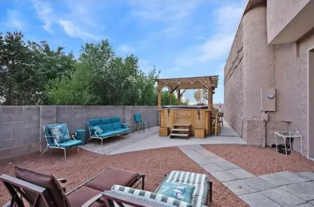 Amazing Spacious Castle House! Отели в г. Валенсия