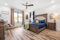 NEW at PATOKA lake! Big HOT TUB close to ramp POOL TABLE with3 MASTER bedrooms!