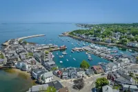 2 Bd/2 Bth with  ·King bed ·2 floors · Private Parking · Downtown Rockport