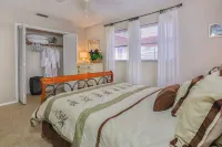 Villa Grande - Spacious Tropical Home - Triple Lot Fenced Yard!