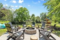 Large Waterfront Cabin W/ Browns Lake Access- EV Charger + Peloton + Prvt Pier