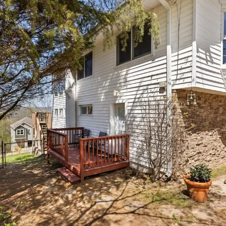 Chattanooga Suite | 5 Min Downtown | Tempurpedic | Standing Desk | 205 Mbps WiFi