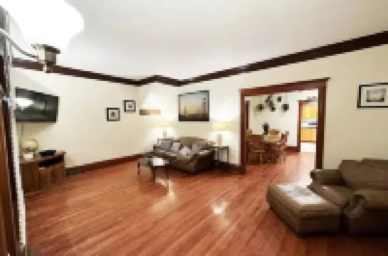 Clean 1st floor 4 bedroom Near Downtown [1-4]