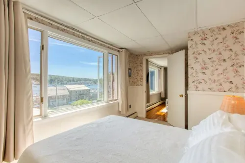 Coastal downtown 1 Bed, 1 Bath, full kitchen w/ harbor view