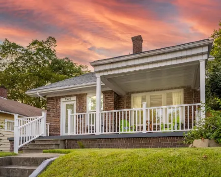 Spacious 4Br Family Haven w/ Backyard-Patio-Pets OK 埃文斯維爾酒店