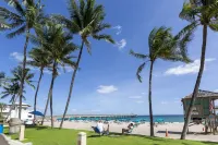 150 steps to BEACH | Private Balcony | Workspace
