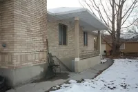 Upscale 2-bedroom with onsite parking. Hotels near Night Stalkers Haunted Trail