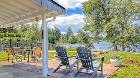 Island LakeHouse - Waterfront Home -3BD Beach & Kayaks, Game Room