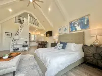 Perfect Escape to "Stilts" Lake, Pool, Hottub, Kayaks, Firepit, Countless Fun!