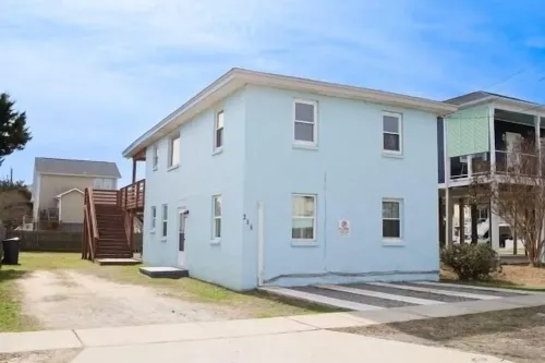 Gone Coastal Upper Unit. Easy walk to beach and boardwalk