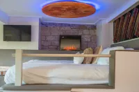 NAPA Suite • Hot Tub • Downtown • Original Art - 4-Star