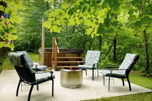 Beautiful log cabin in the woods with a hot tub. 5 min walk to a quiet beach.