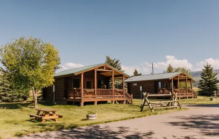 Grey Wolf Cabin #6 at Gallatin Canyon Cabins Отели в г. Gallatin Gateway