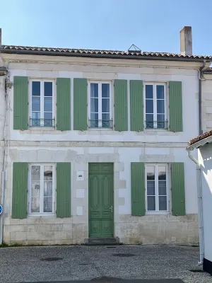 Very Nice  Listed Rhétaise House with Garden and Garage, Quiet, Right in the Center, 레 섬 주변 호텔