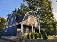 Carillon Cottage - Modern Comfort & Vintage Design