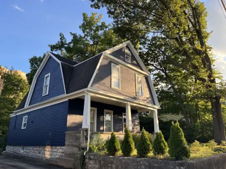 Carillon Cottage - Modern Comfort & Vintage Design