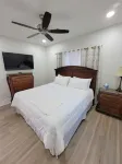 Perfect Getaway! Quaint Cottage 1 block to beach, Old Town, park and more!