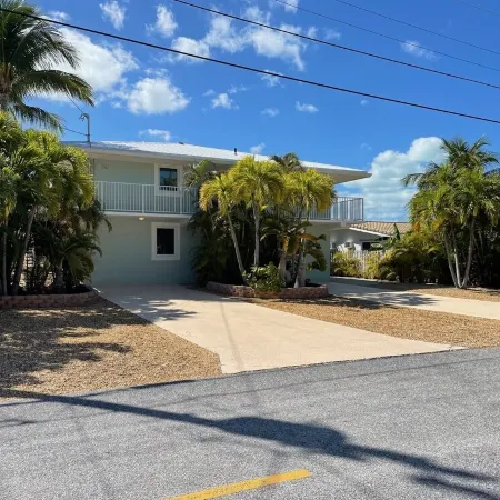 Large Full Duplex with Pool / Hot tub Pet Friendly  581- 591 10th Street