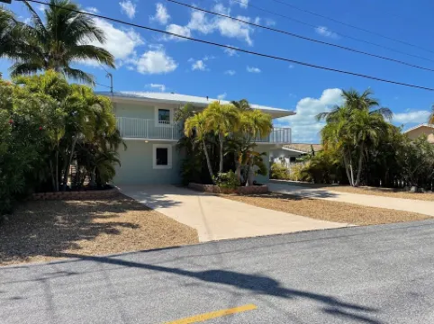 Large Full Duplex with Pool / Hot tub Pet Friendly  581- 591 10th Street