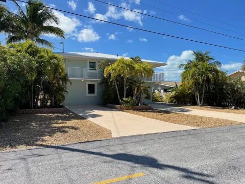 Large Full Duplex with Pool / Hot tub Pet Friendly  581- 591 10th Street